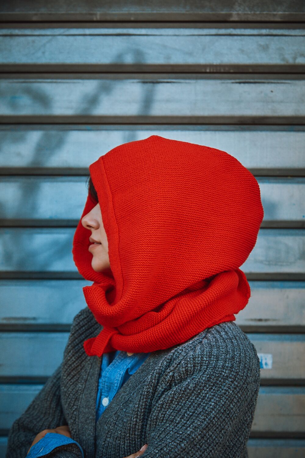 ROMANE 2-in-1 Écharpe- Chapeau en laine mérinos - Rouge - 100% cruelty- free and sustainable knitwear - L'envers 