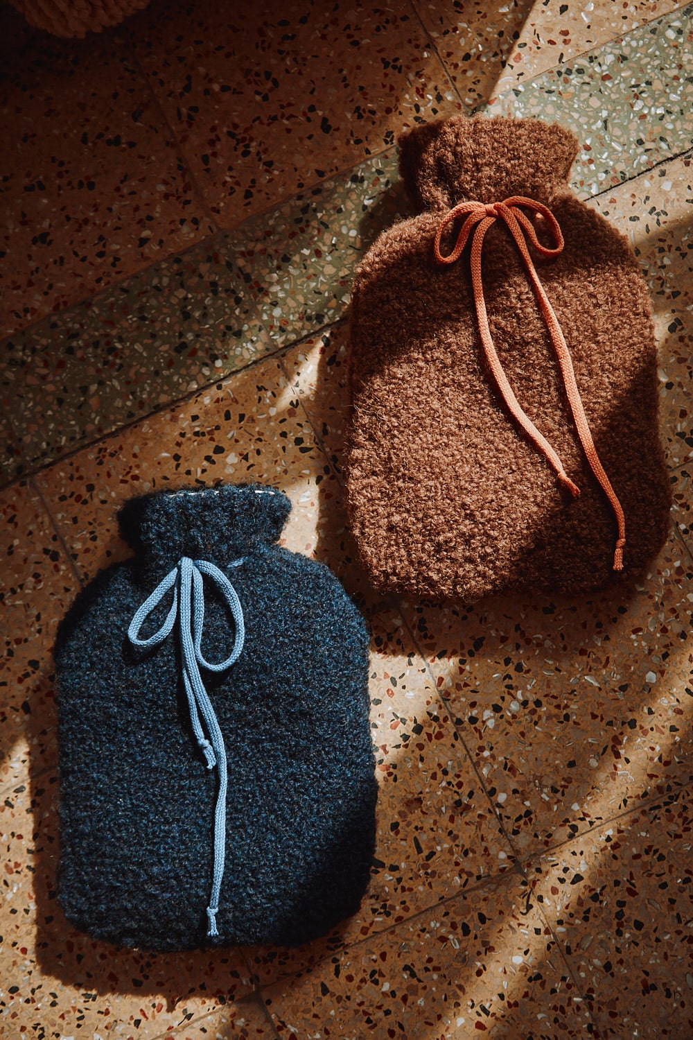 LILOU Hot Water Bottle Cover in Curly Alpaca - Midnight Blue, L'envers