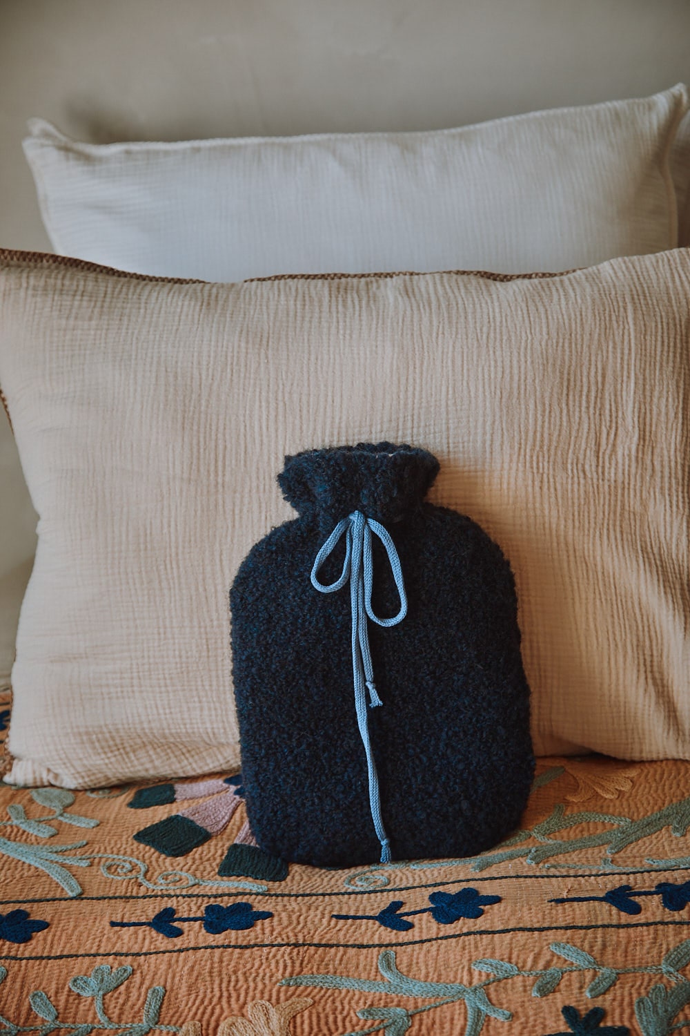 LILOU Hot Water Bottle Cover in Curly Alpaca - Midnight Blue, L'envers