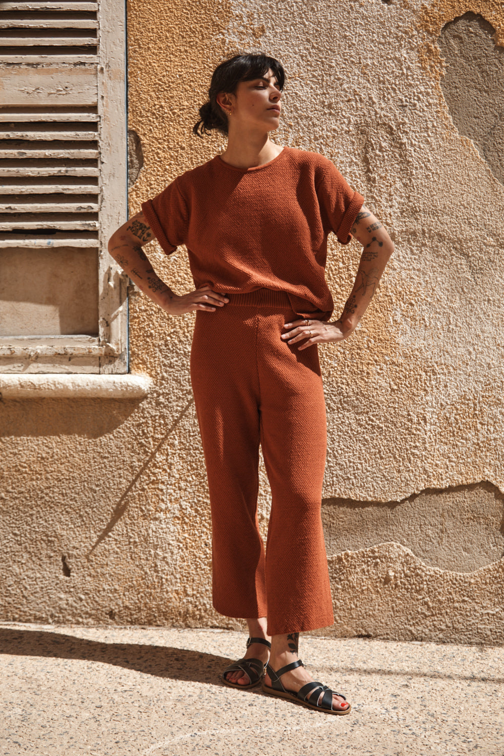 LOUISA Cropped Pants in Organic Cotton - Earth Red