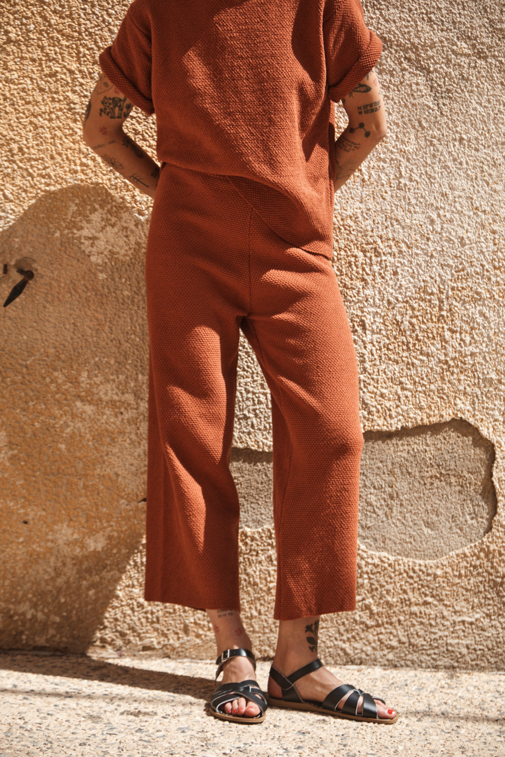 LOUISA Cropped Pants in Organic Cotton - Earth Red