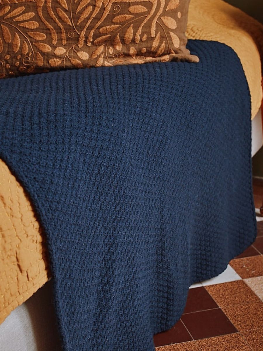 ISABELLE Sofa Throw Blanket in Merino Wool - Navy - sustainable knitwear - L'envers