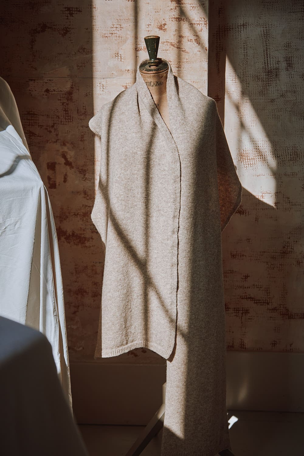 SOLANGE Mega Scarf in Merino Wool - Beige - 100% cruelty- free and sustainable knitwear - L'envers 