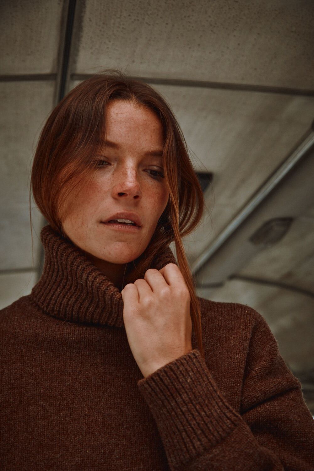 THERESE Turtleneck Sweater in Merino Wool -Chocolate 100% cruelty- free and sustainable knitwear - L'envers 