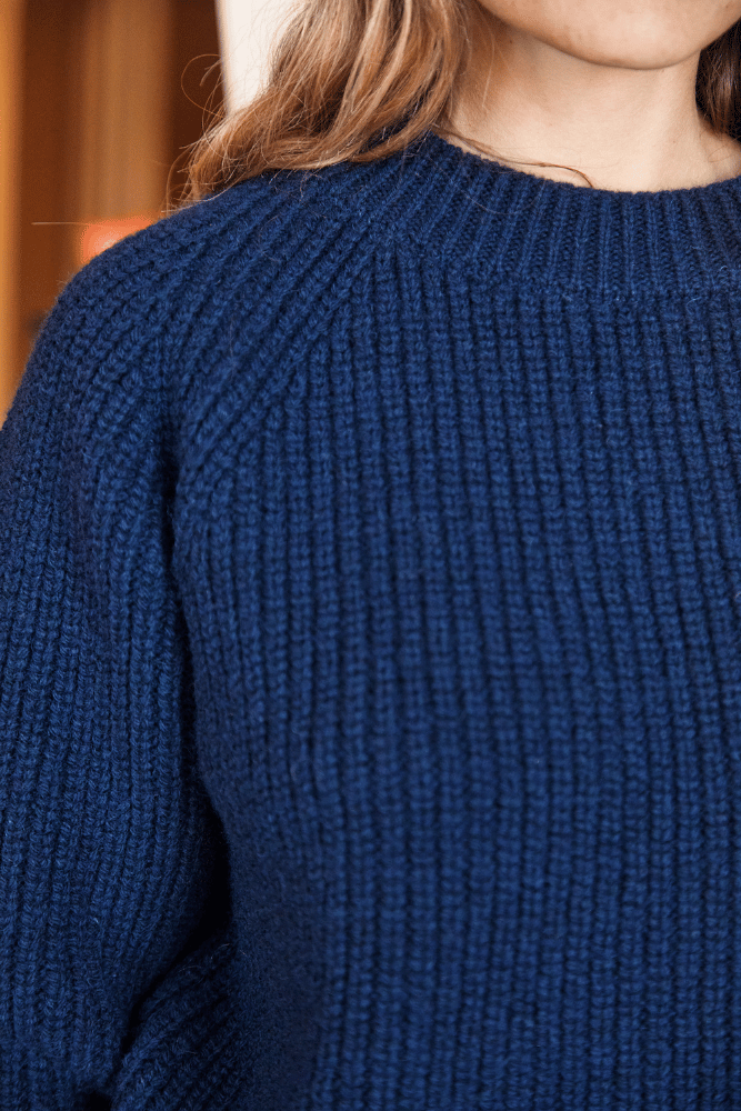 AGNES Col rond Pull - 100% Laine mérinos sans cruauté en Bleu marine Bleu - Cardigan en laine mérinos espagnole - L'Envers