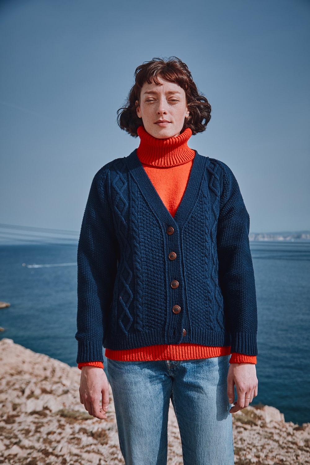 ANNIE Gilet à col V en laine mérinos - Bleu marine - 100% laine mérinos sans cruauté - tricot durable - Cardigan en laine mérinos espagnole - L'Envers