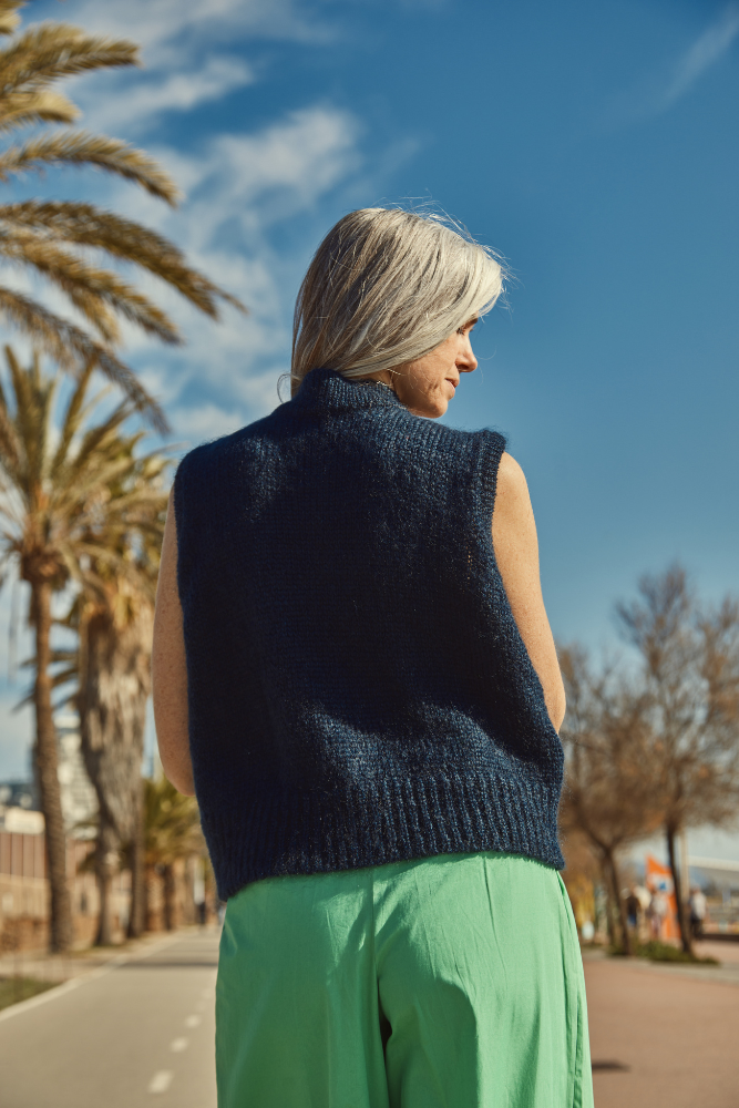 FRIDA Cardigan sans manches - 100% laine sans cruauté en bleu nuit - Cardigan en laine mohair et soie - L'Envers