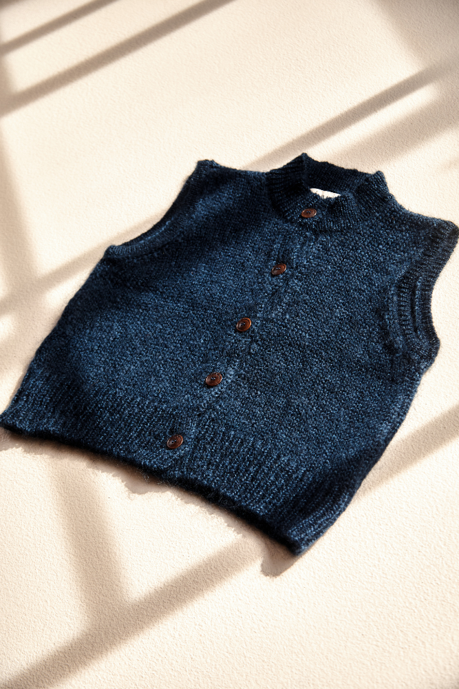 FRIDA Cardigan sans manches - 100% laine sans cruauté en bleu nuit - Cardigan en laine mohair et soie - L'Envers