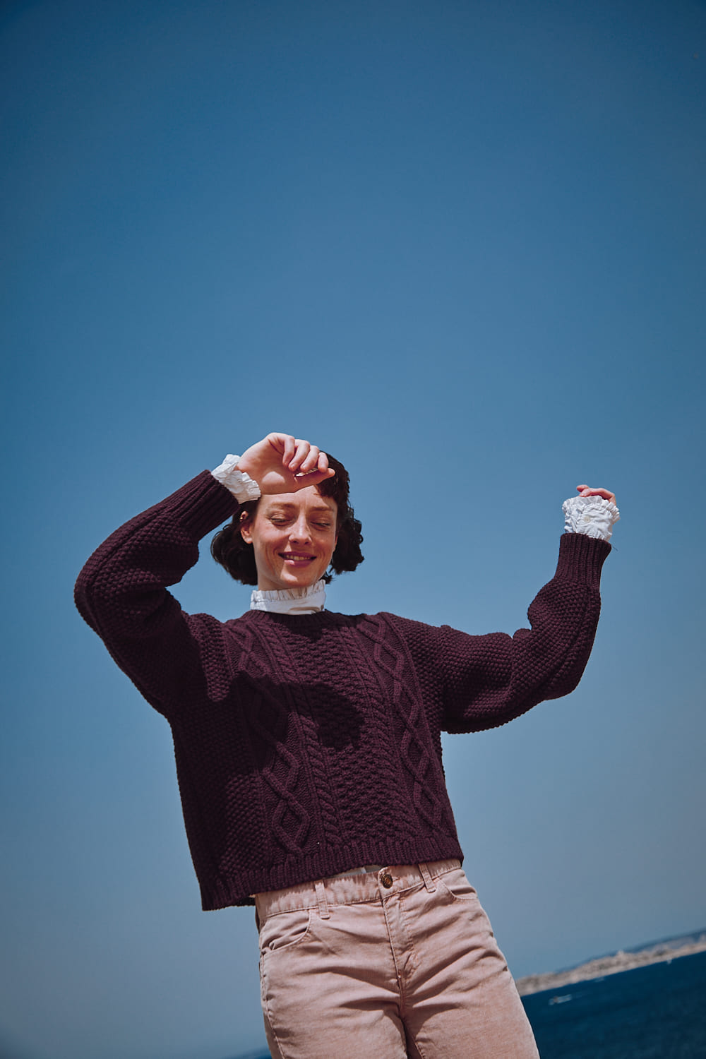 PAOLA Pull irlandais en laine mérinos - Plum - 100% cruelty- free and sustainable knitwear - L'envers 