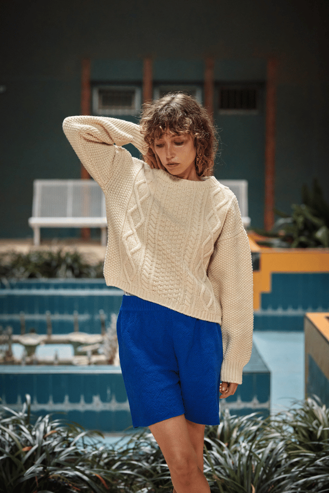 PAOLA Pull irlandais en laine mérinos - écru. 100% maille sans cruauté et durable - L'envers 