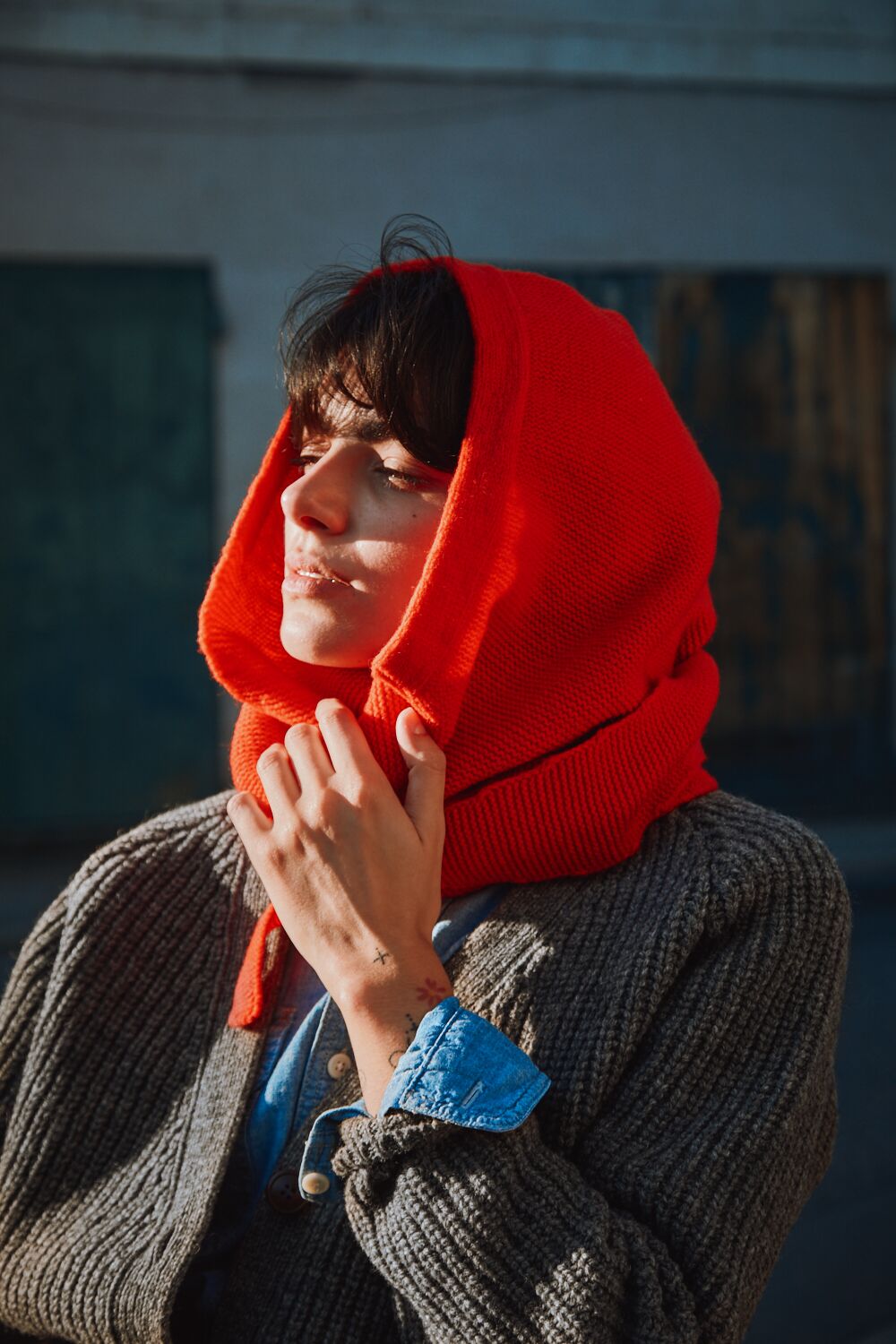 ROMANE 2-in-1 Écharpe- Chapeau en laine mérinos - Rouge - 100% cruelty- free and sustainable knitwear - L'envers 