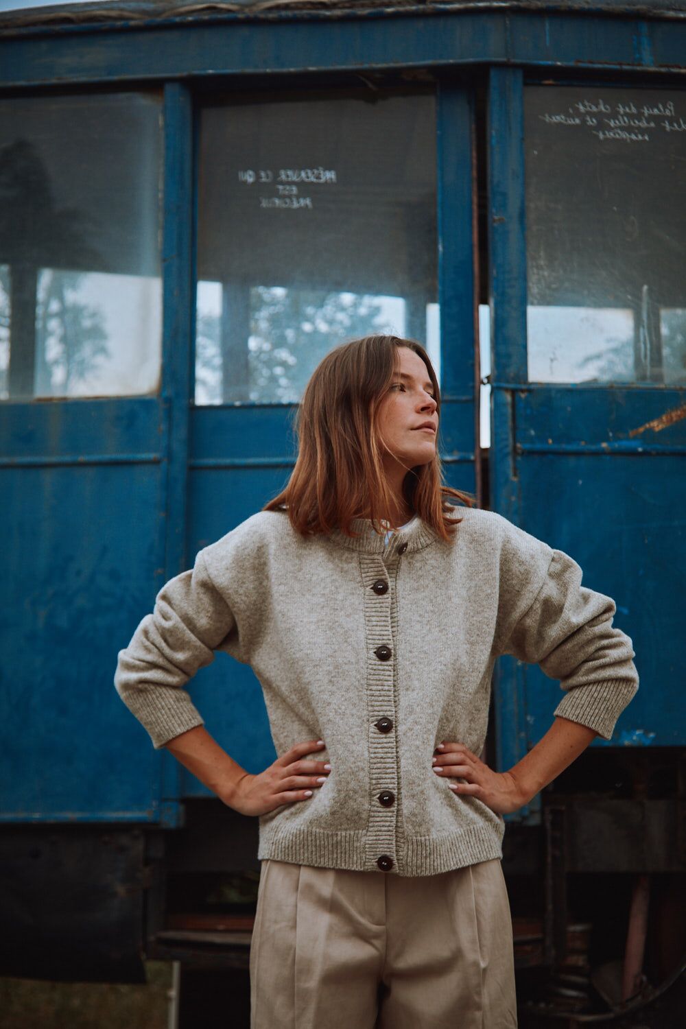 SANDRA Cardigan à col cheminée en laine mérinos - Beige. 100% tricot sans cruauté et durable - L'envers 