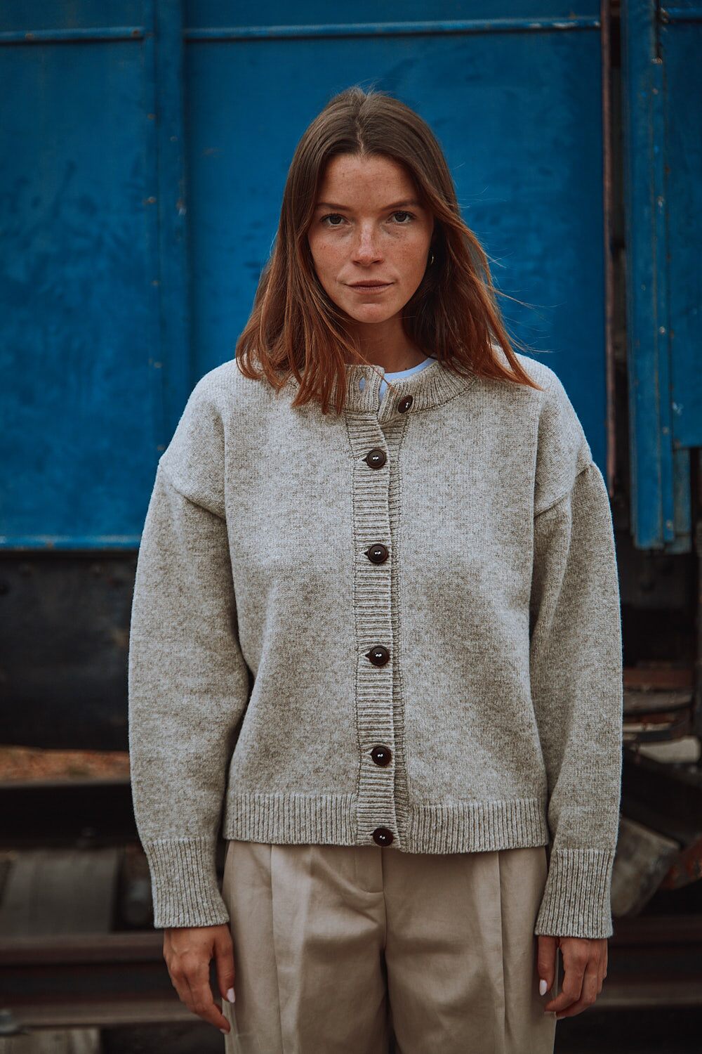 SANDRA Cardigan à col cheminée en laine mérinos - Beige. 100% tricot sans cruauté et durable - L'envers 