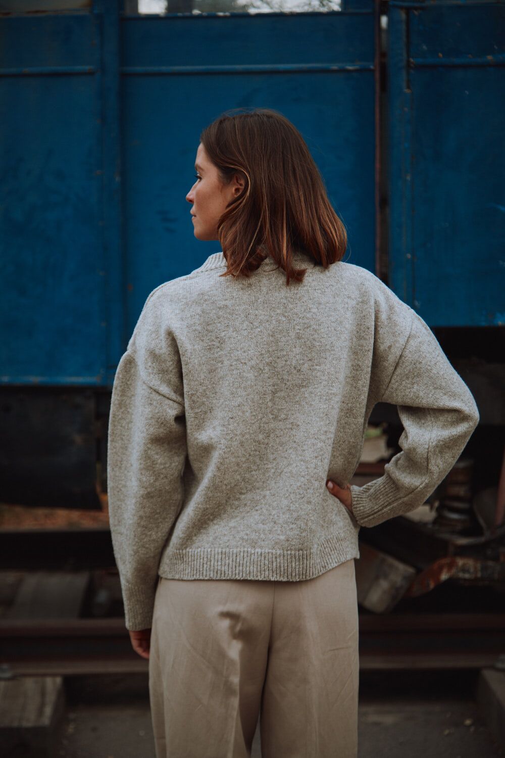 SANDRA Cardigan à col cheminée en laine mérinos - Beige. 100% tricot sans cruauté et durable - L'envers 