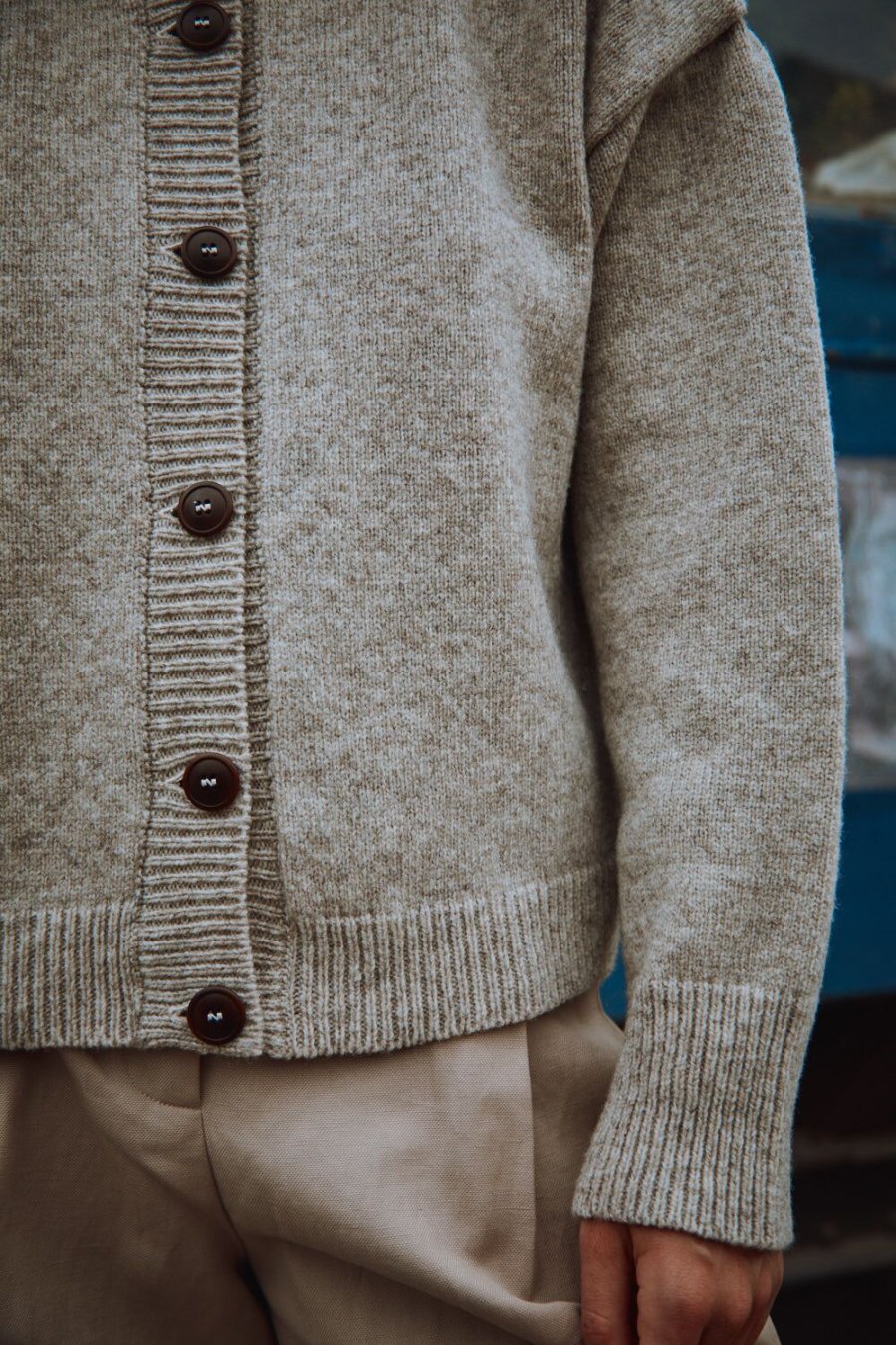 SANDRA Cardigan à col cheminée en laine mérinos - Beige. 100% tricot sans cruauté et durable - L'envers 