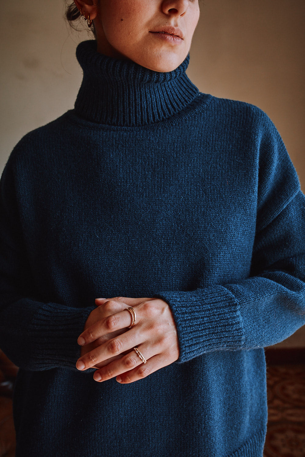 THERESE Pull à col roulé en laine mérinos - Bleu marine - 100% cruelty- free and sustainable knitwear - L'envers 