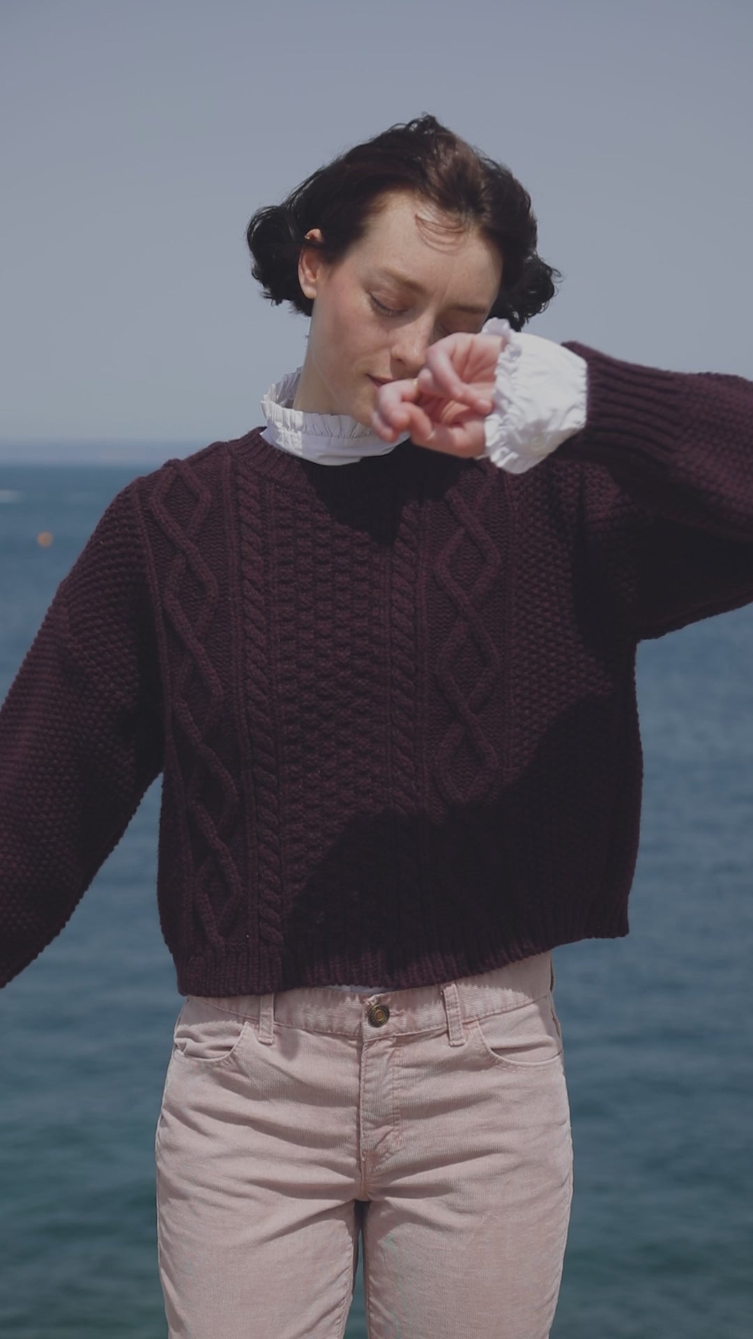 PAOLA Pull irlandais en laine mérinos - Plum - 100% cruelty- free and sustainable knitwear - L'envers 